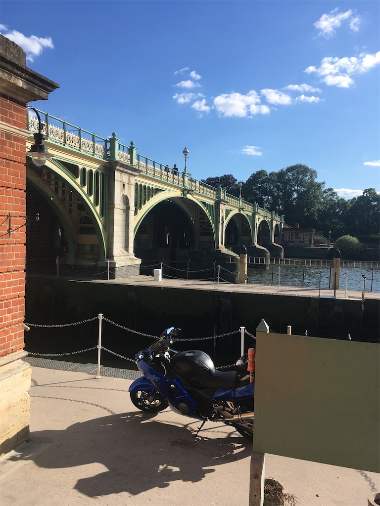テムズ川に架かるロンドンの橋 水門の上の人道橋 Richmondの Richmondlock ロンドン リッチモンド 暮らしの備忘録