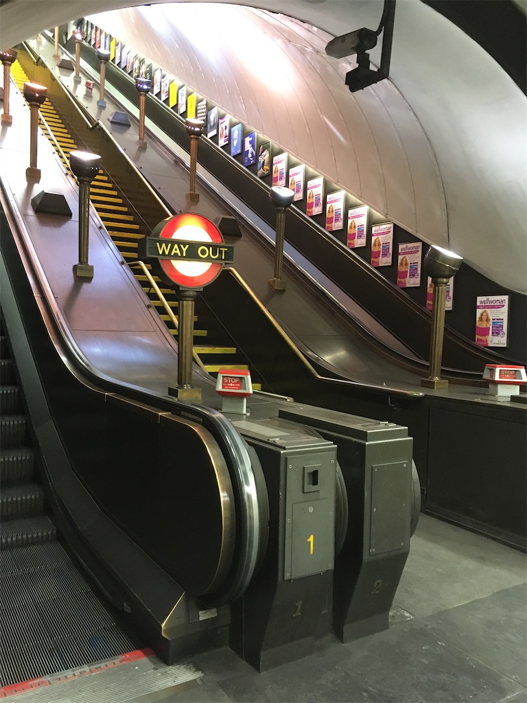 ロンドンの素敵な駅。ライトがこだわり?地下鉄「Swiss Cottage スイスコテージ」 ロンドン(リッチモンド)暮らしの備忘録