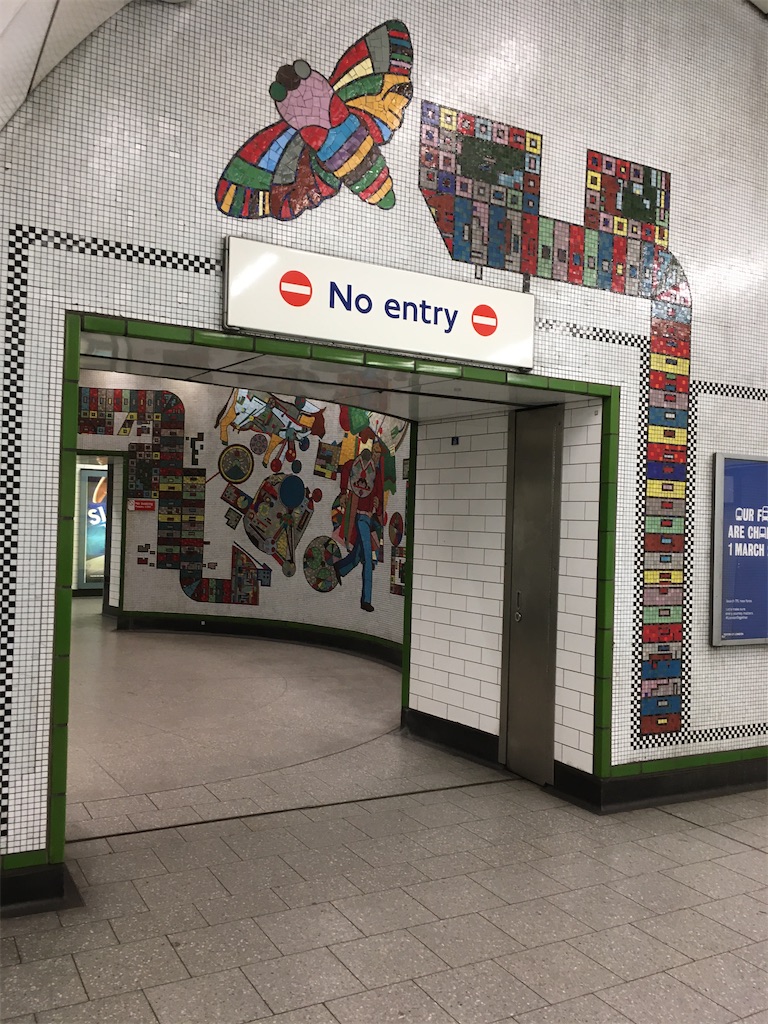 ロンドンの素敵な駅。カラフルなモザイクアートの「Tottenham Court Road トッテナムコートロード」 ロンドン（リッチモンド