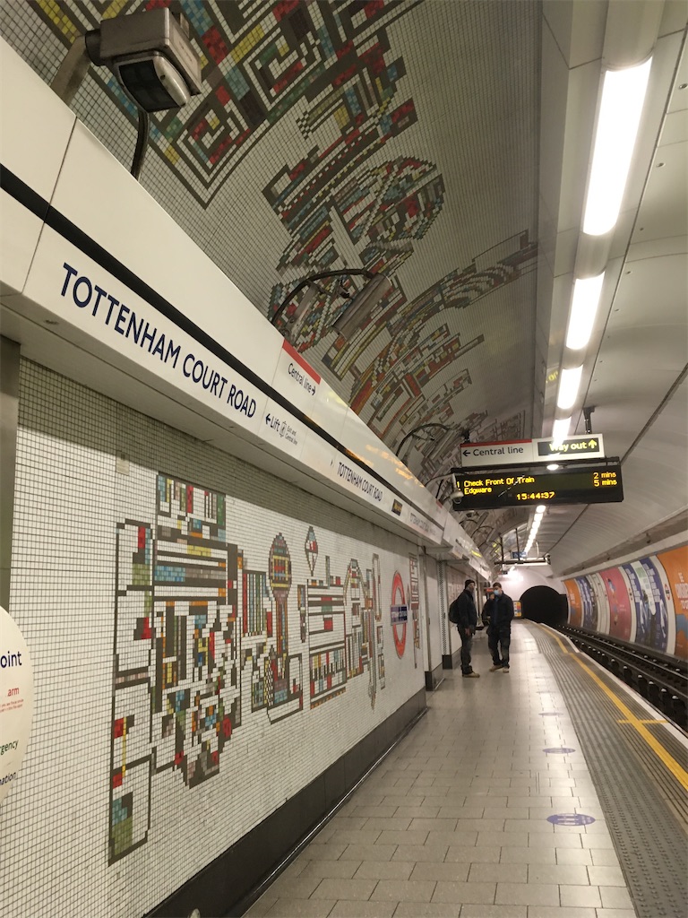 ロンドンの素敵な駅。カラフルなモザイクアートの「Tottenham Court Road トッテナムコートロード」 ロンドン（リッチモンド
