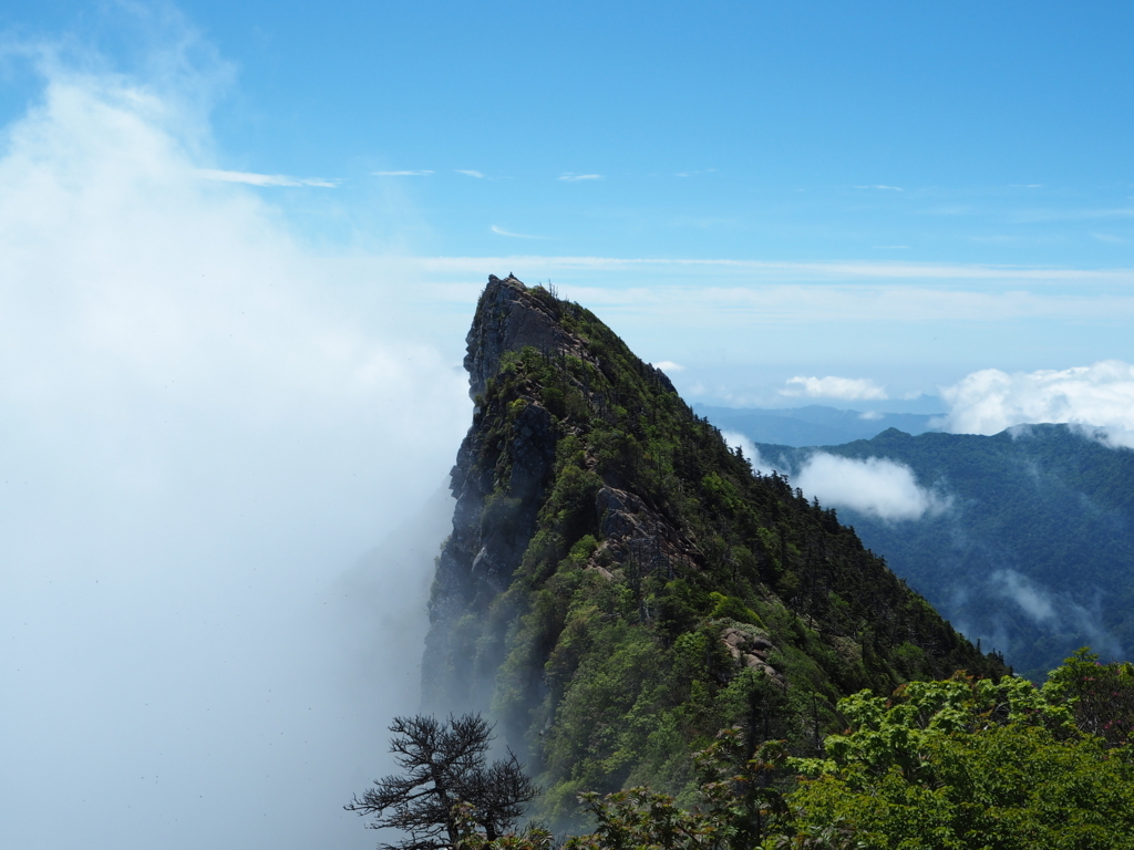 石鎚山登山 西之川登山口から成就社を経て山頂弥山までのルート紹介 素晴らしき日本の景色たち 石鎚山登山 西之川登山口から成就社を経て山頂弥山までのルート紹介 素晴らしき日本の景色たち