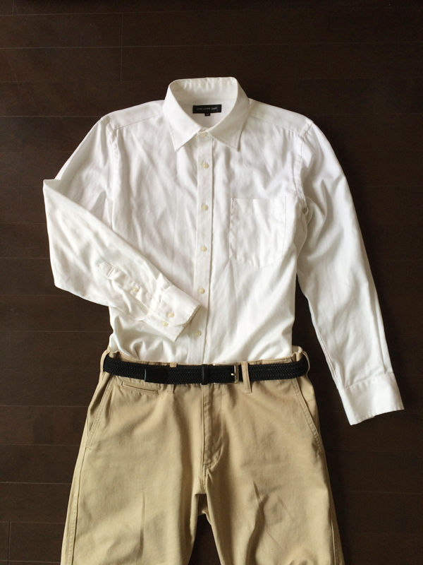 白シャツとカーキのチノパン