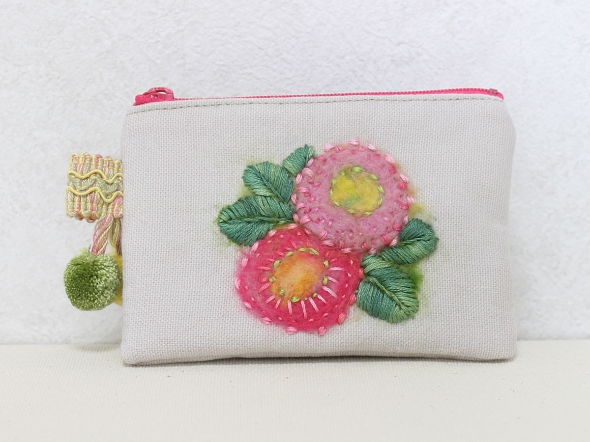 羊毛フェルト刺繍のカードケース