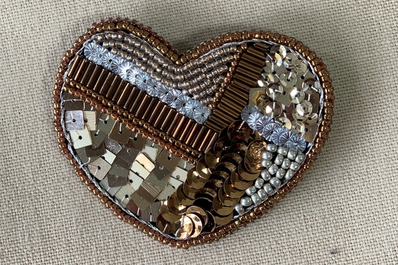 ビーズ刺繍のブローチ 日がな一日 手仕事 ビーズ刺繍のブローチ 日がな一日 手仕事