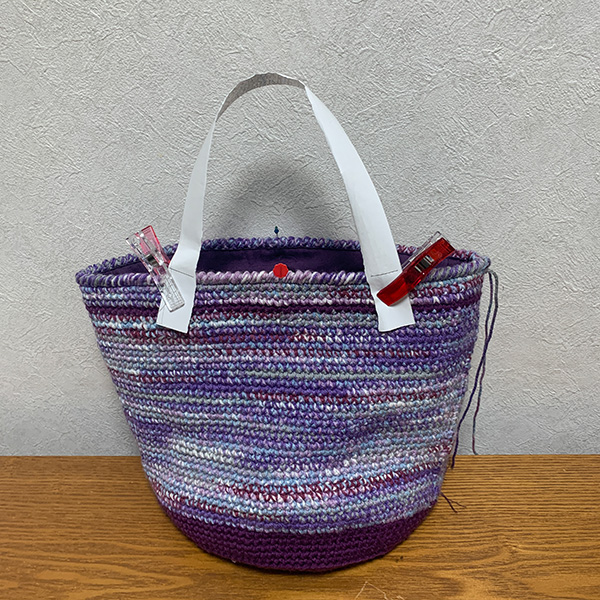 カギ針編みのバッグに持ち手を付けます。 - 日がな一日 手仕事