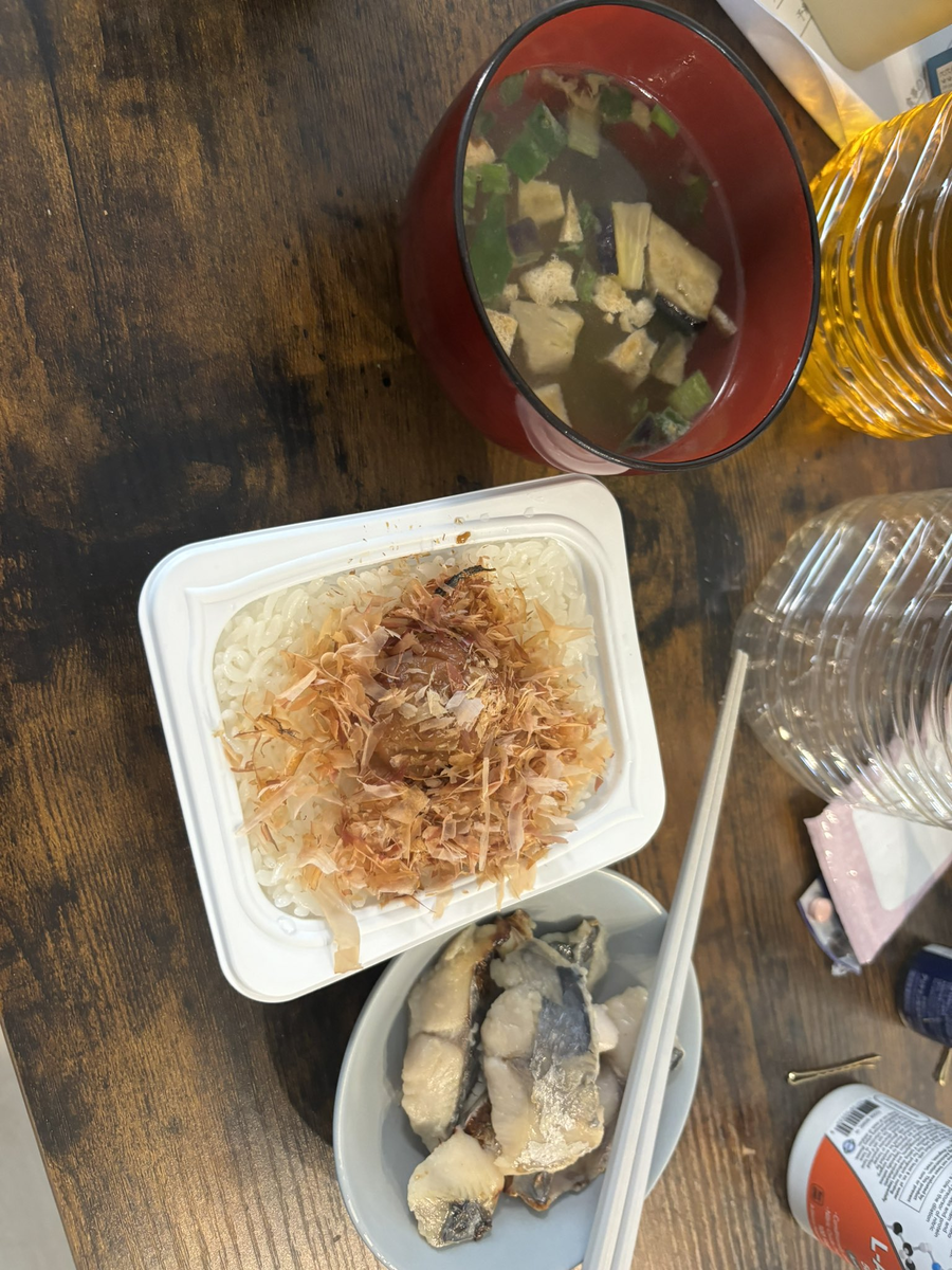 パックご飯に鰹節、サバの塩焼き、インスタント味噌汁