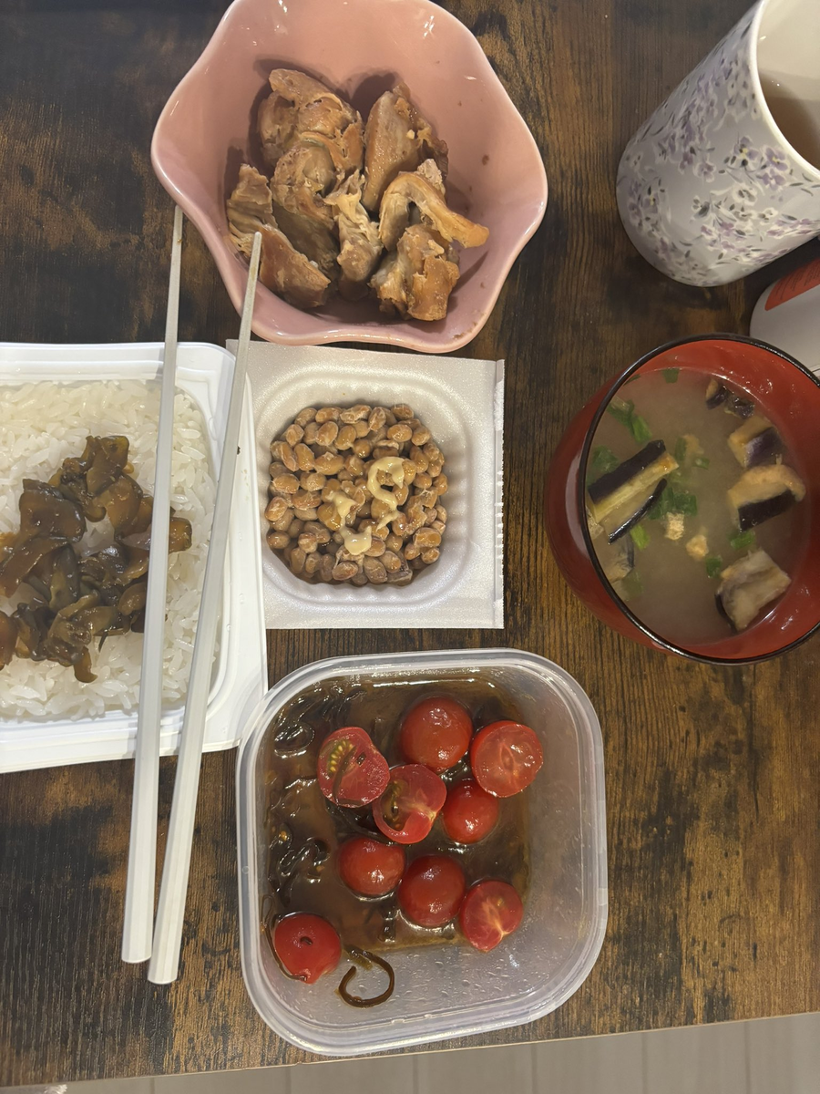 パックご飯に漬物、鶏肉をチンしたやつ、トマトの塩昆布和え、インスタント味噌汁