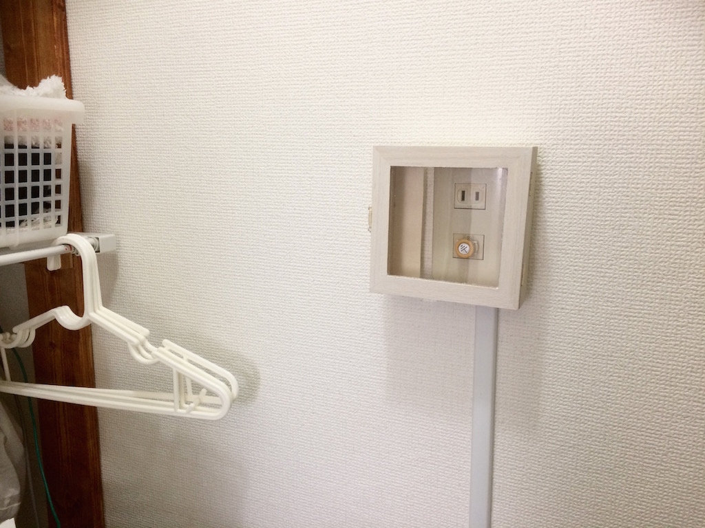 100均DIYで配線とコンセントを隠してシンプルなランドリーに改善 のこころ