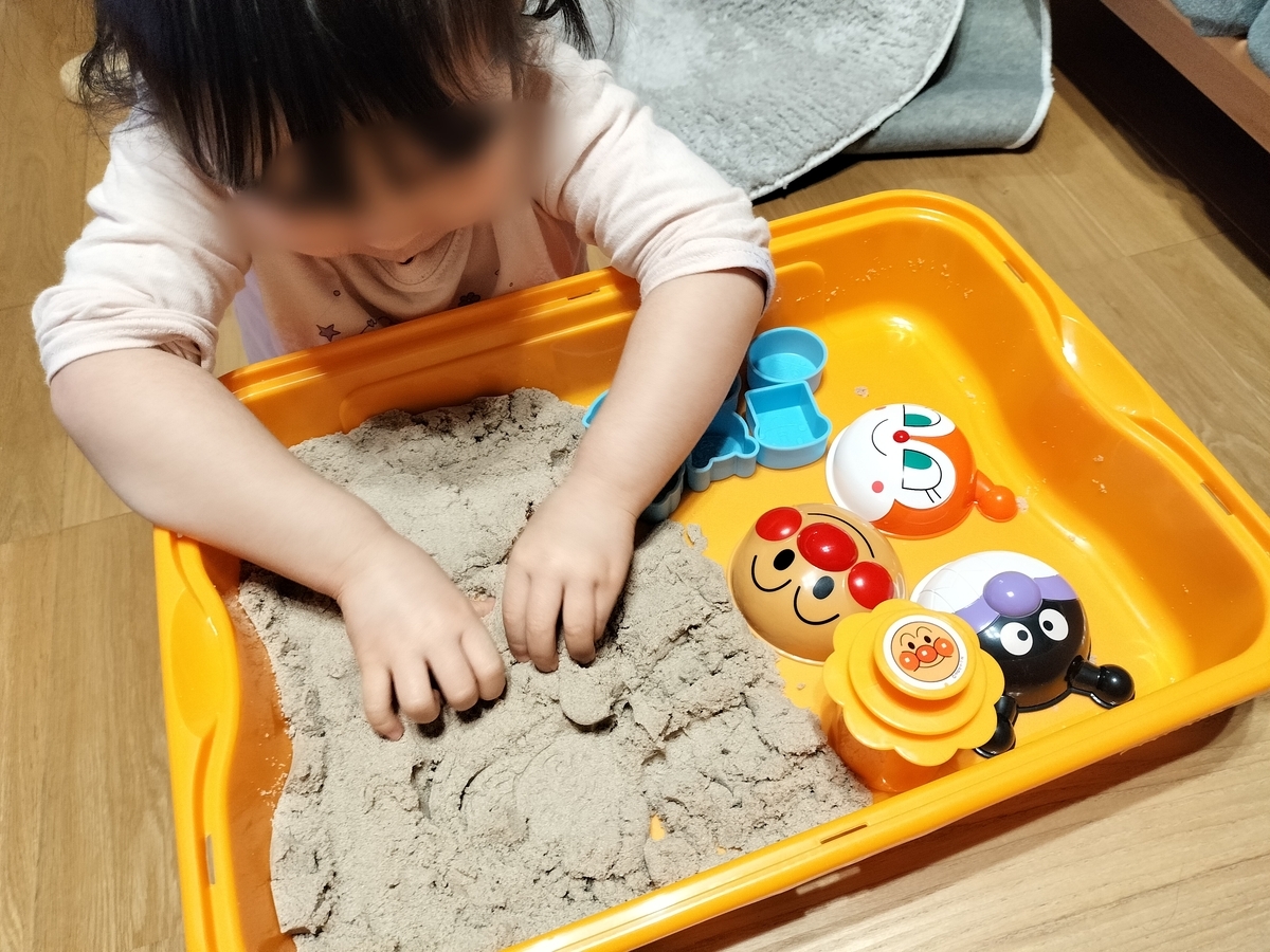 雨の日も遊べる「アンパンマンの砂場セット」一緒に買うべき砂も紹介