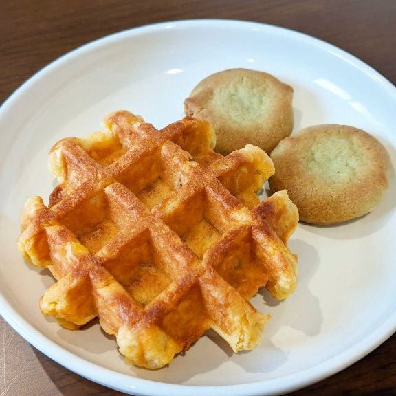 安納芋ワッフルとカントリーマアム - 今日もどこかで生きている