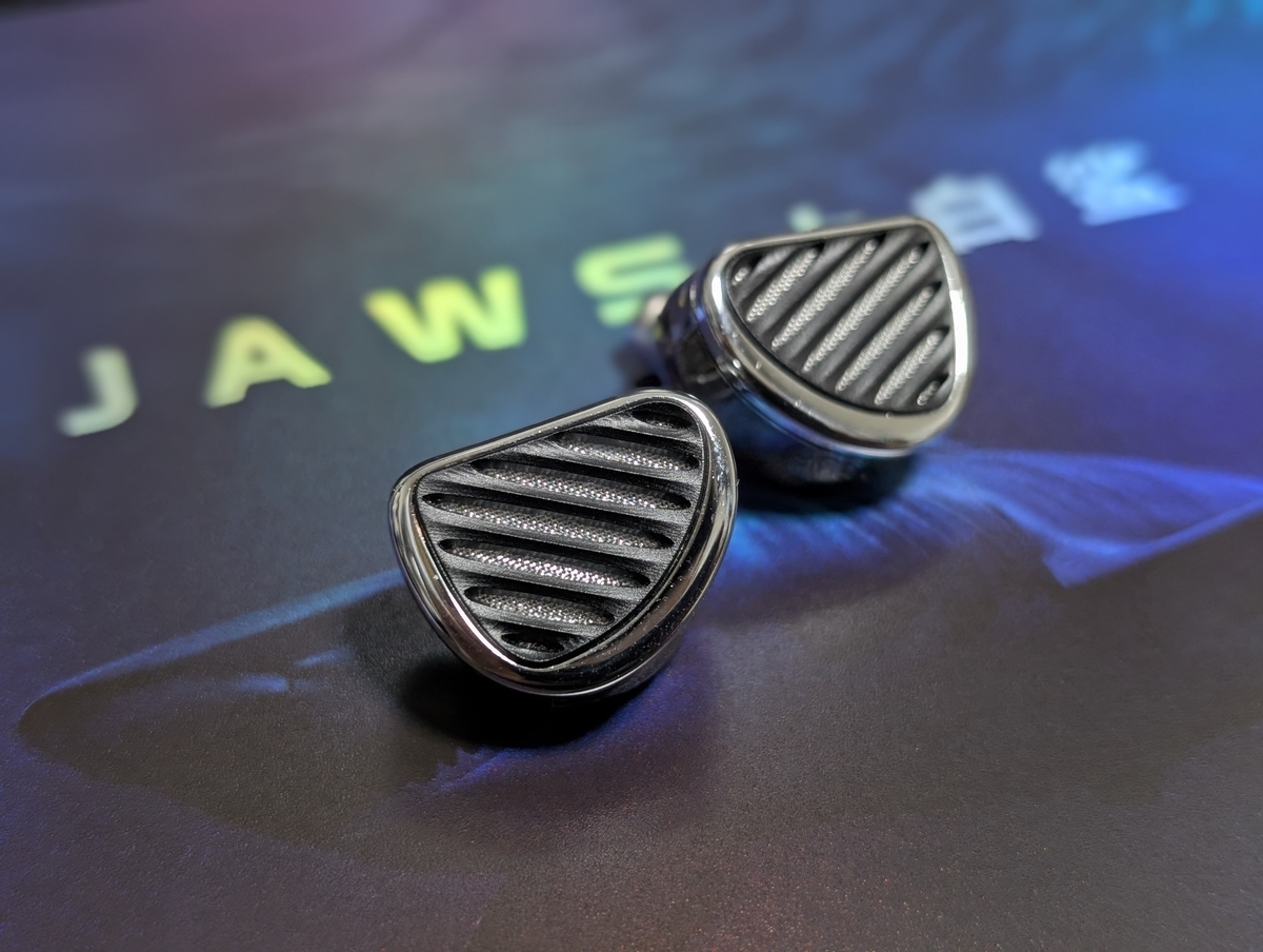 TRN JAWS レビュー】片側8発（4BA+3DD+1PD）のトライブリッド！圧倒的