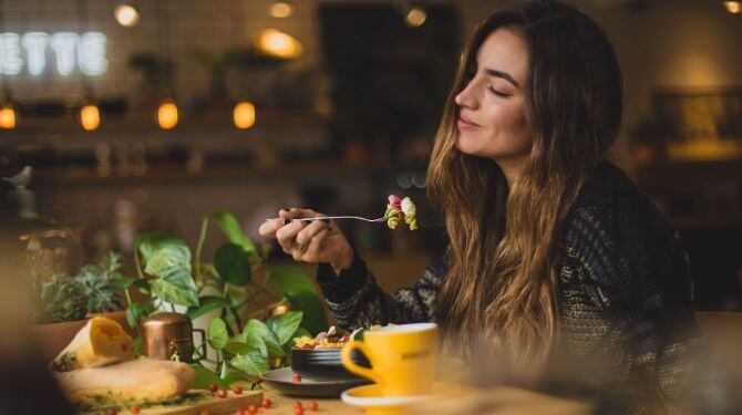 食事中の女性画像