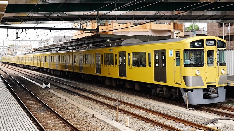 西武鉄道の列車を撮影する 2000系 黄色と茶色 創立110周年カラー
