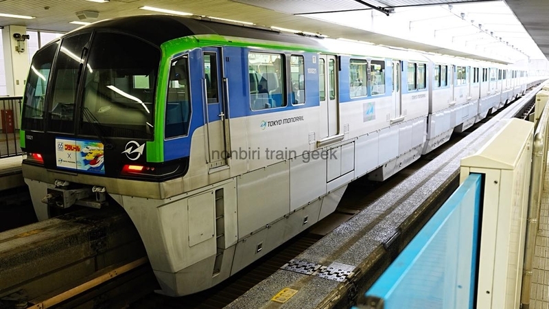 東京モノレールの列車を撮影する 10000形 開業時デザイン復刻車