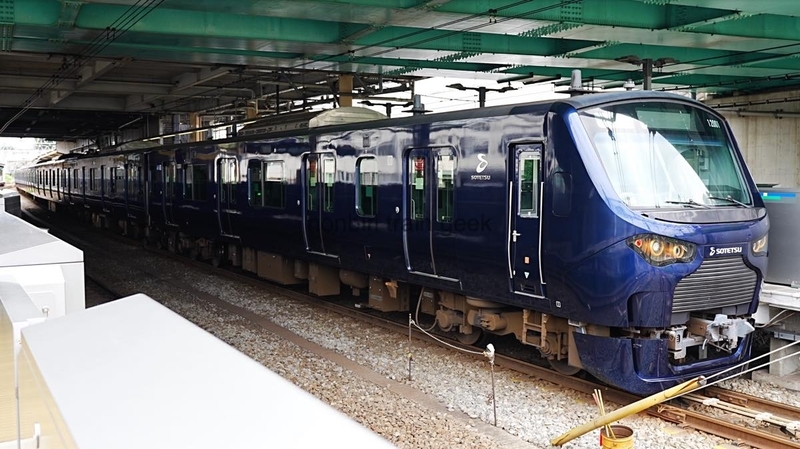 相模鉄道の列車を撮影する 10000系 懐かしの若草 往年の赤帯 YOKOHAMA