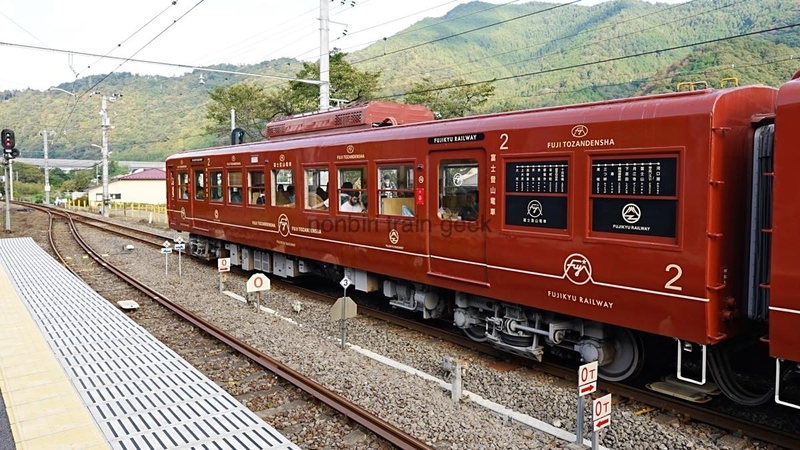 富士急行線の列車を撮影する 1000系 6000系 90周年記念電車