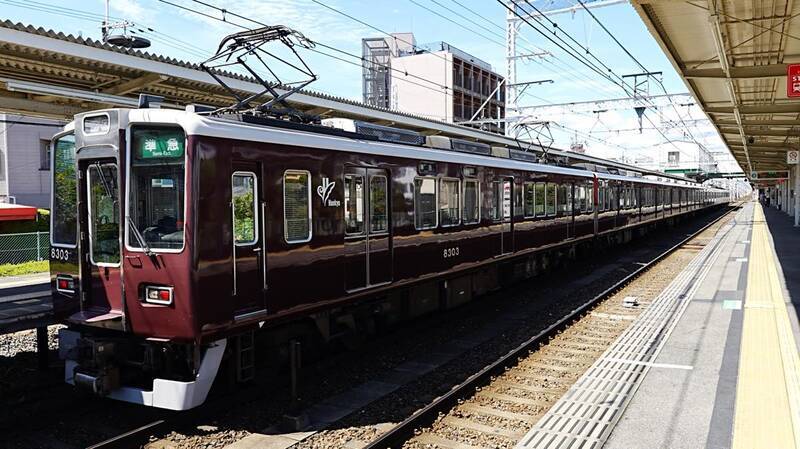 阪急京都線 8300系【その2】後期型「くの字タイプ」 - のんてつ