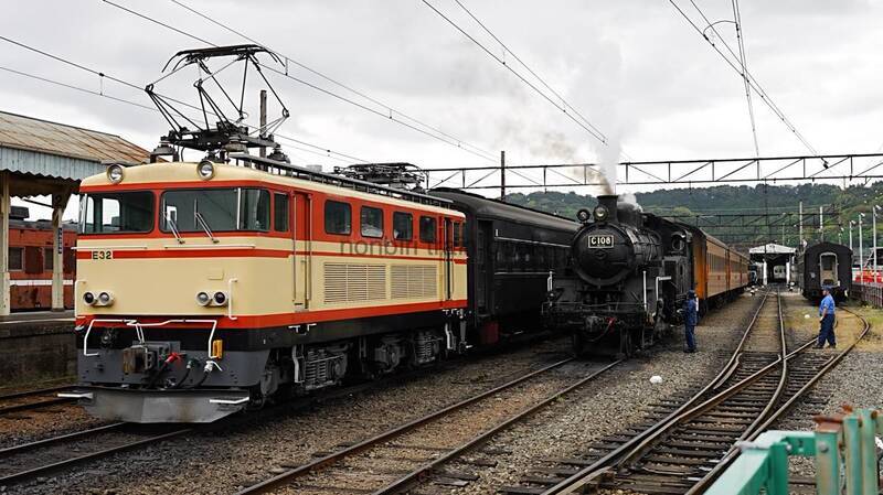 4K / JR西日本 神戸線 さくら夙川駅 S字カーブを美高速通過集