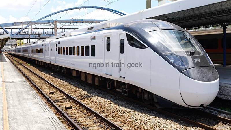 台湾 彰化駅の扇形機関庫とディーゼル機関車 - のんてつ nonbiri