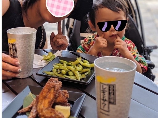 枝豆をおやつにする2歳児