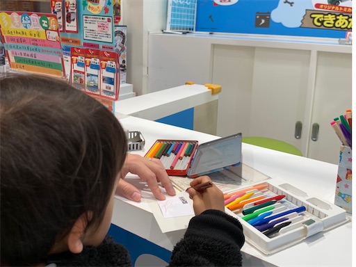 おえかきトミカに絵を描く2歳児