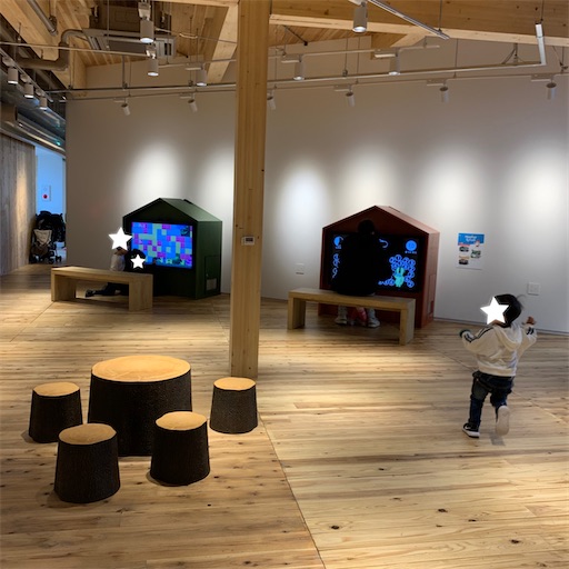 CLT HARUMI のゲームコーナーではしゃぐ子ども