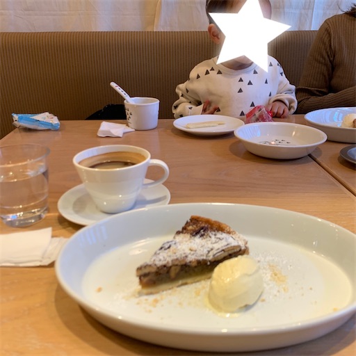 シェアーズバックヤードでカフェタイムのケーキと