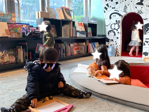 六本木蔦屋書店でくつろぐ子どもたち