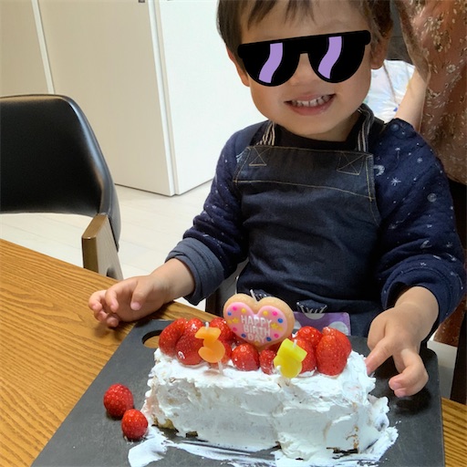 自分で作ったケーキと2歳児