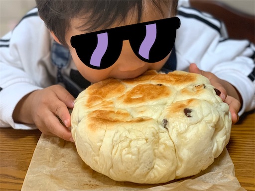 ちぎりパンを食べる2歳児