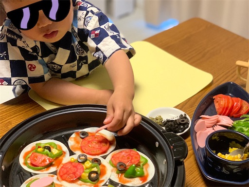 餃子の皮でピザを作る2歳児