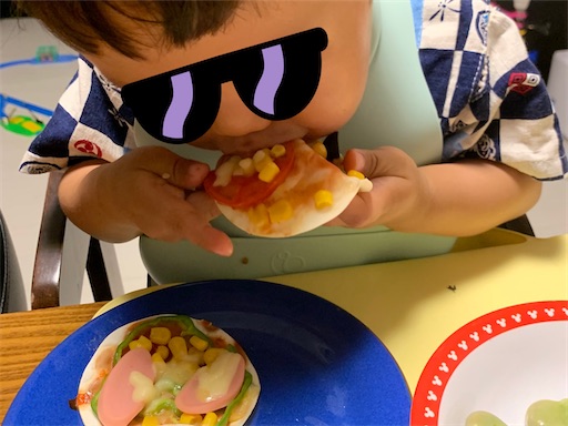 餃子の皮ピザを食べる子ども