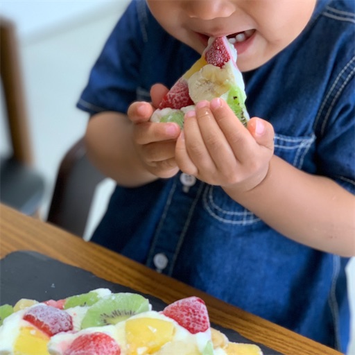 ヨーグルトバークを食べる子ども