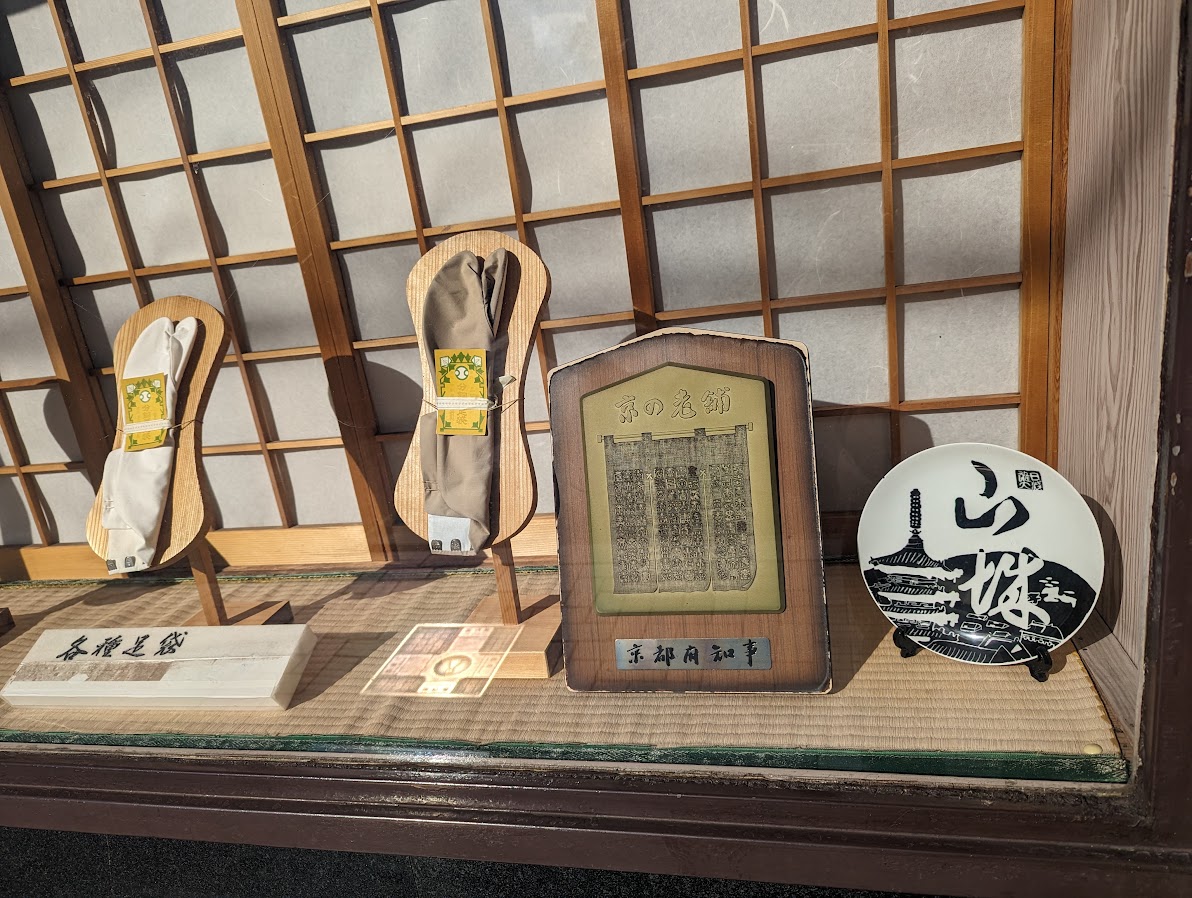 レトロ 木製看板「旅館　丸淳？」雅号？ 作家？ 名人？ 銘入り 印 木彫り 彫刻 レトロ 木製看板「旅館 丸淳？」雅号？ 作家？ 名人？ 銘入り 印