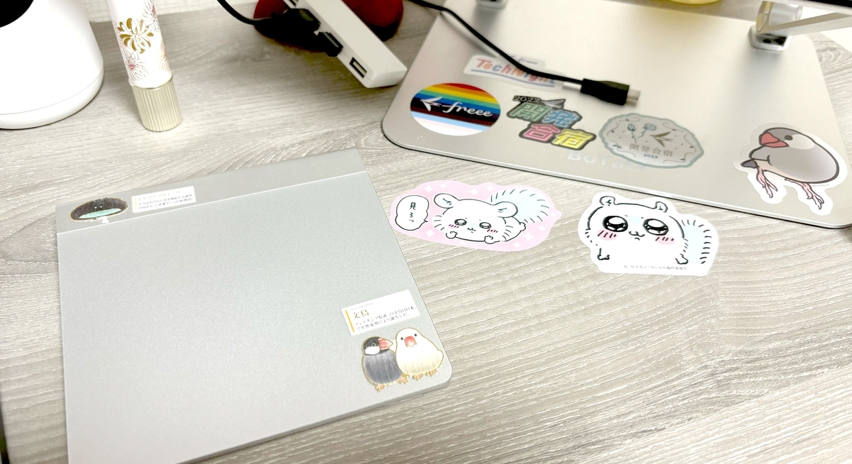 toyopi5つ目の写真：デスク上の手元にシールがたくさん貼られている写真