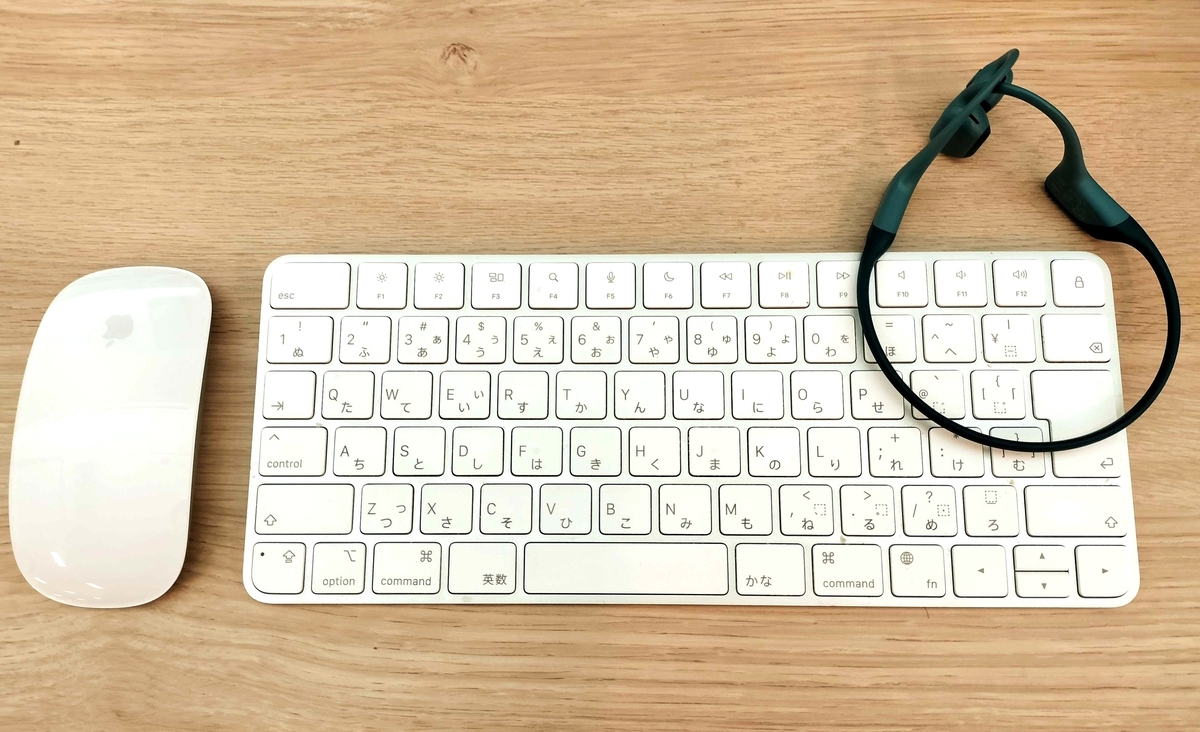 ymty1つ目の写真:キーボード、マウス、イヤホンの写真