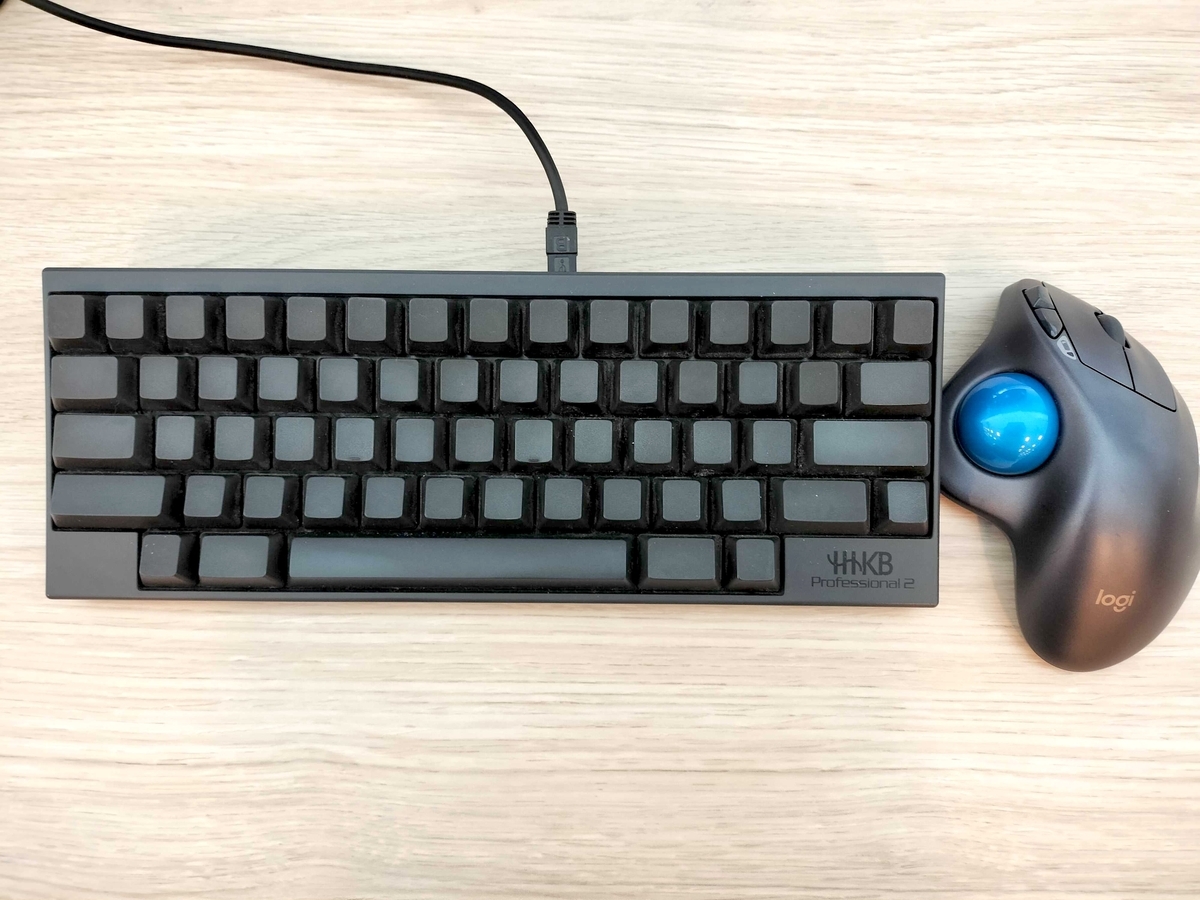 dn1つ目の写真:オフィスのデスク周りの写真(モニタ、キーボード、マウス)