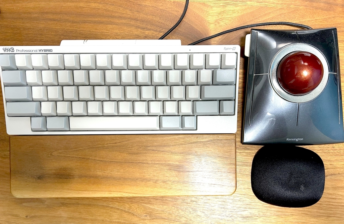 dn2つ目の写真:自宅のデスク周りの写真(モニタ、キーボード、マウス)