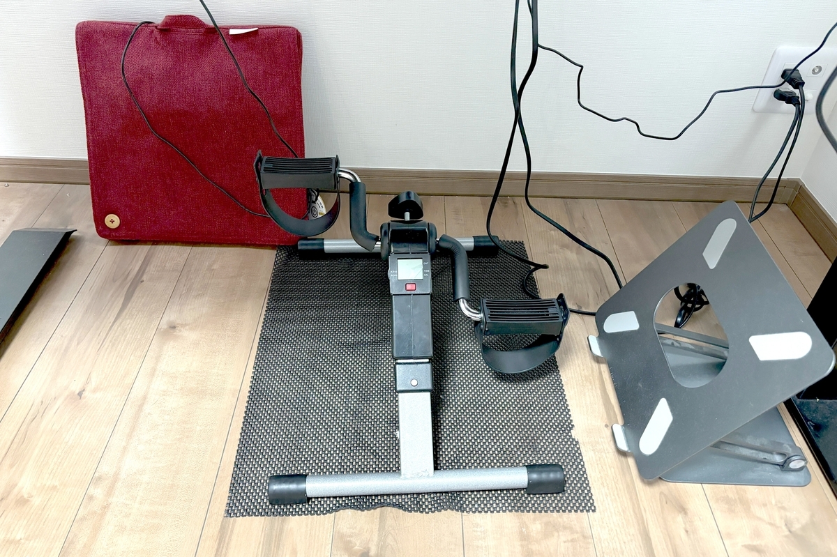 yamaeri2つ目の写真：デスク下の写真（マッサージクッションとフィットネスバイク、タブレットスタンド）