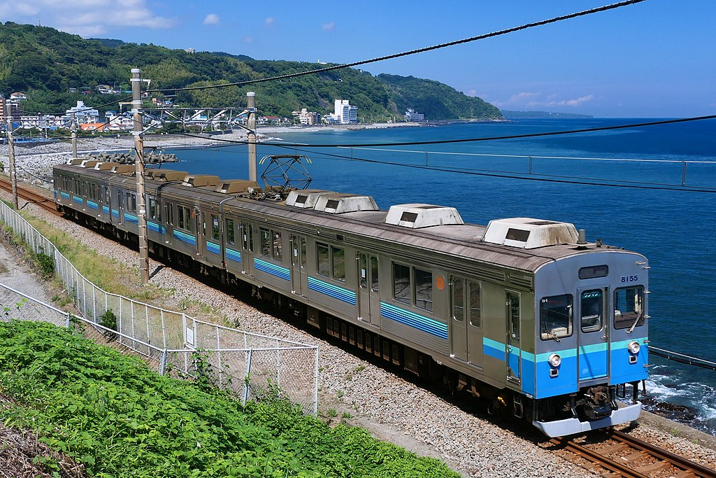 赤帯からハワイアンブルーへ 伊豆へ渡ったオールステンレスカー8000系