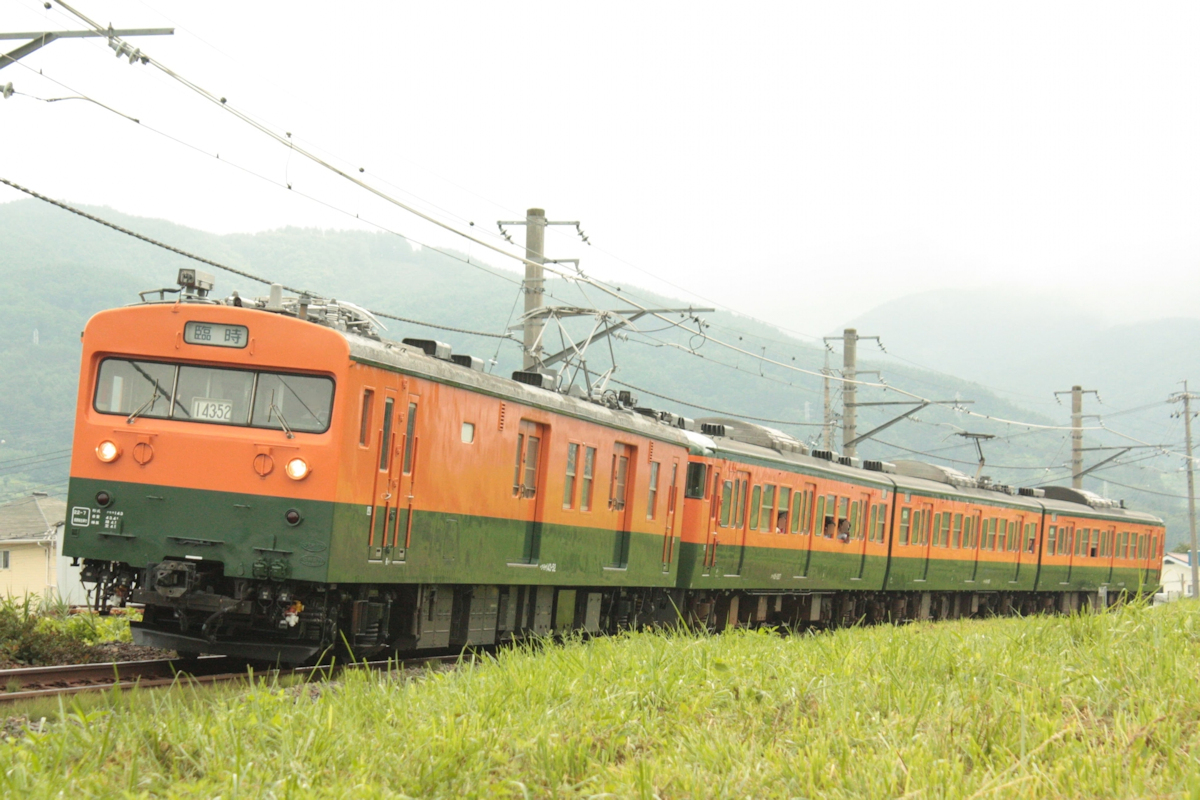 国鉄最後の日を飾った車両：「クモハ123形5・6」の貫通扉・冷房付き