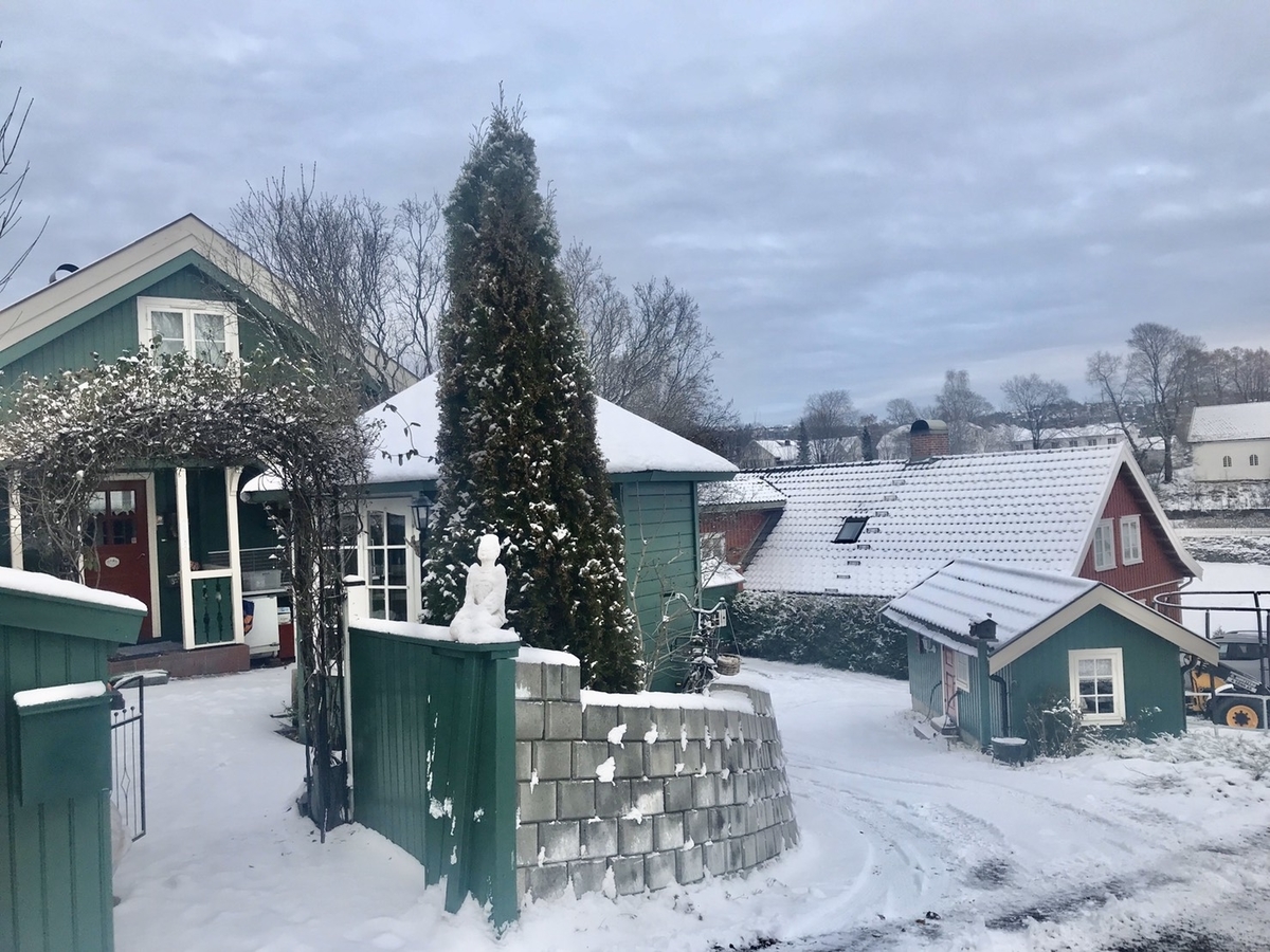 ノルウェー冬のお散歩 雪ふる町並みに心おどる 白いお部屋