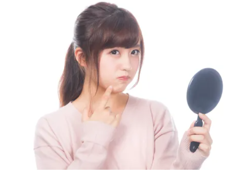 肌の具合が悪くて不満そうな女性