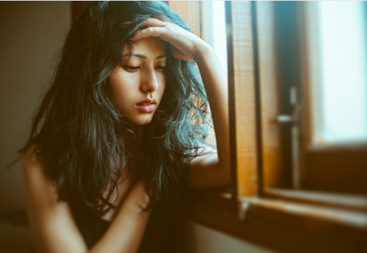 ミネラル不足で疲れている女性