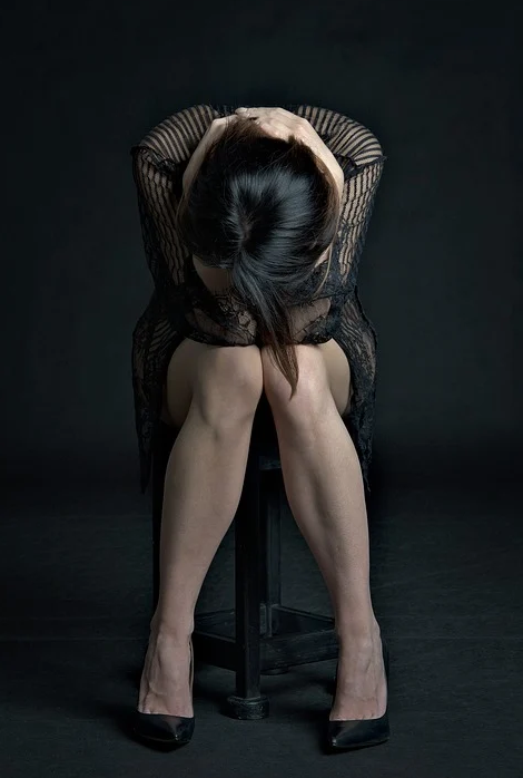 肌トラブルに悩まされ絶望する女性