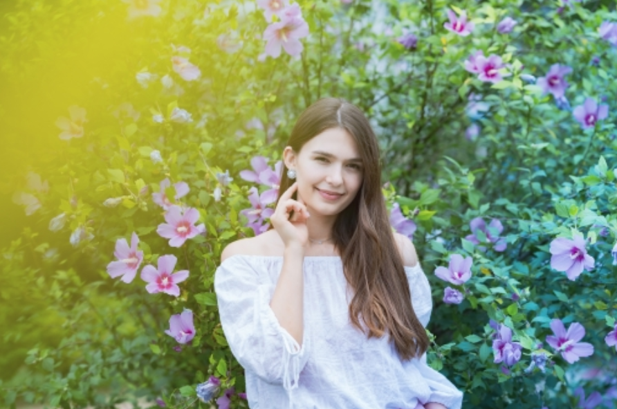 枯れ木のイメージから対照的に緑華の中で潤った美しい女性の画像