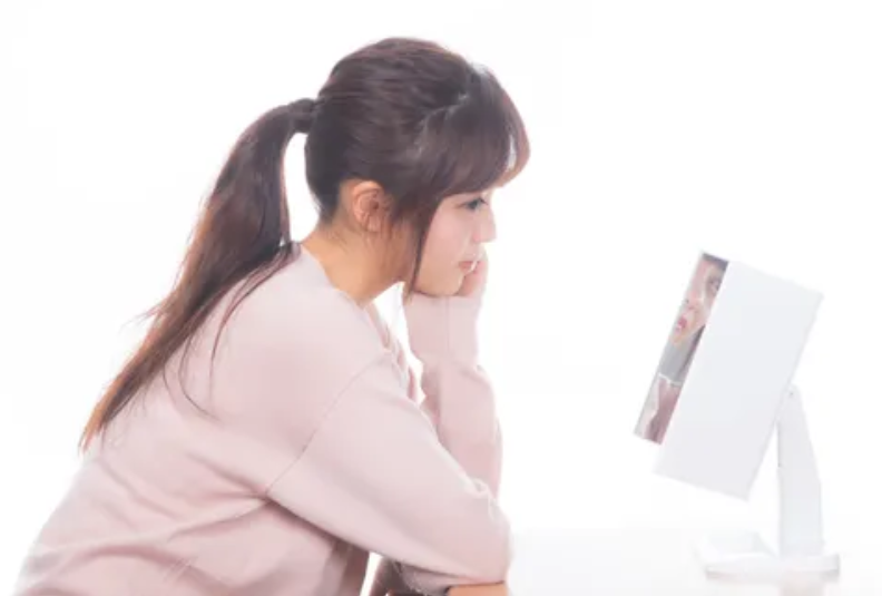 美肌になってきていることに気づきうっとりする女性の画像