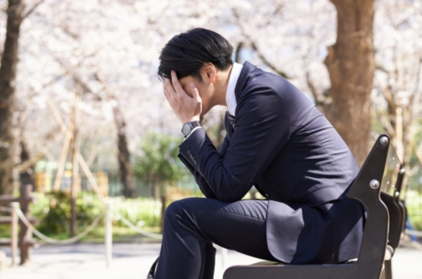 かっこいい営業マンになれないと悩むスーツの男性姿