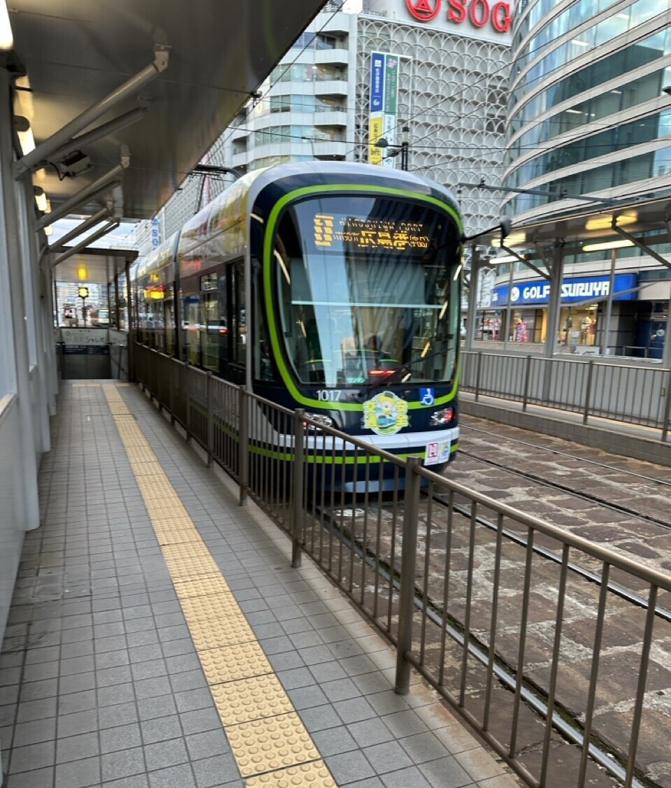 広島市内の路面電車。ホームに降りたところで最後尾を撮影。