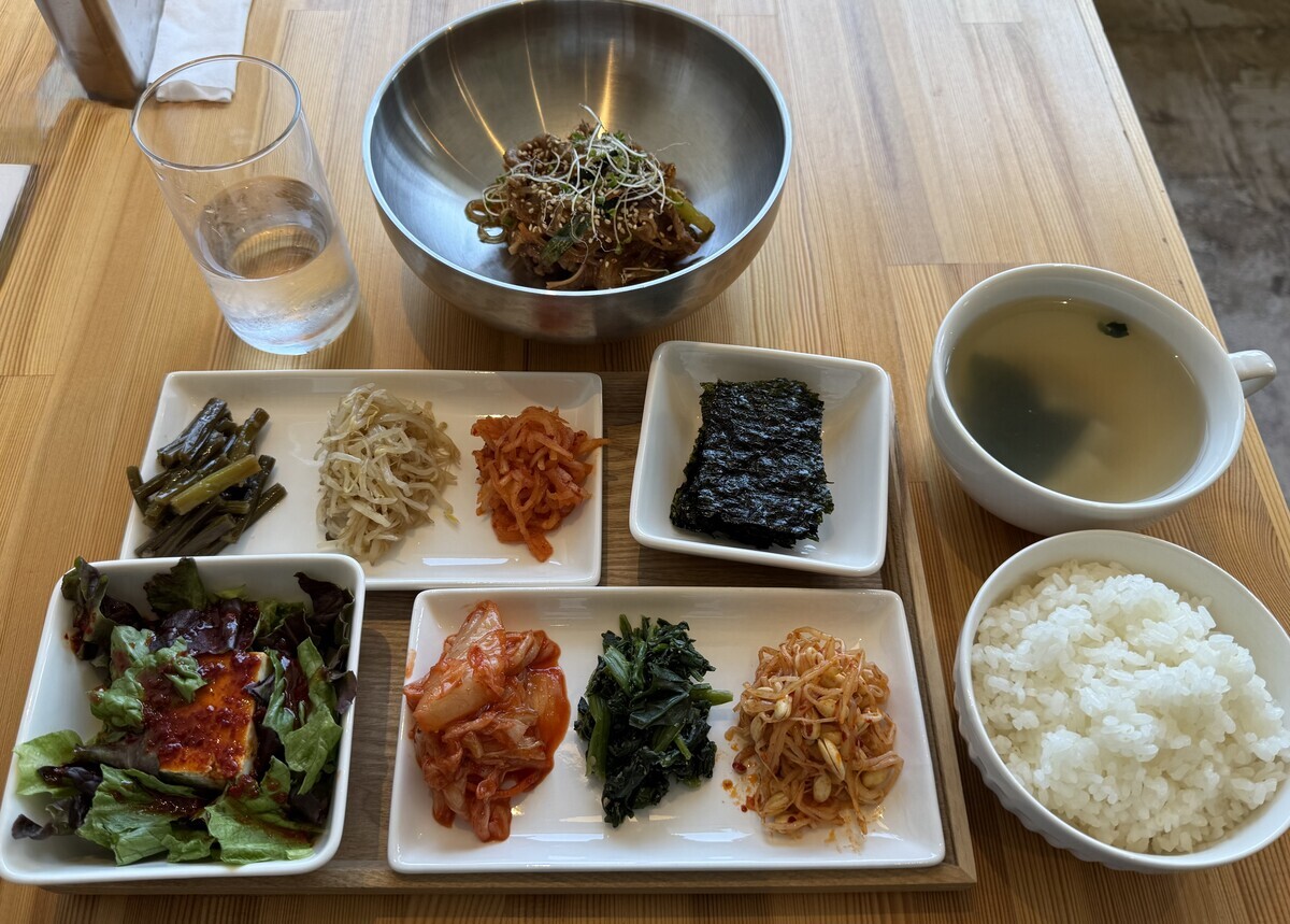 上部中央にプルコギ。その下に何種類ものおかず。左下に冷奴、右下にご飯、その上にわかめスープ。